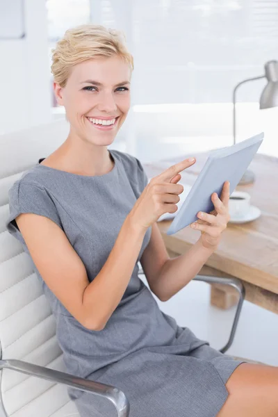 Lachende zakenvrouw met behulp van tablet — Stockfoto