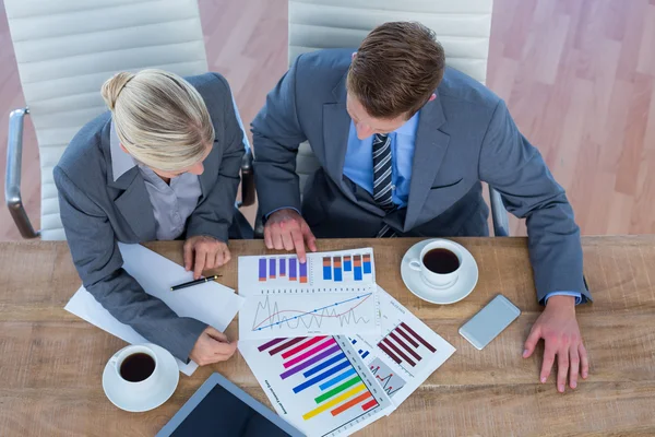 Empresários fazem brainstorming juntos — Fotografia de Stock