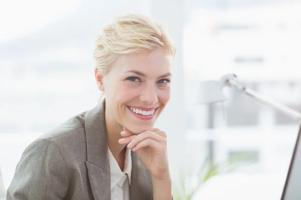 Mujer de negocios sonriente mirando a la cámara — Foto de Stock