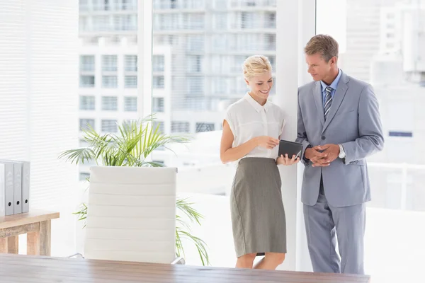 Geschäftsfrau zeigt etwas am Tablet-Computer — Stockfoto