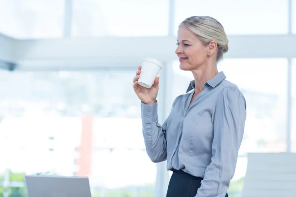 Бізнес-леді тримає одноразову чашку — стокове фото