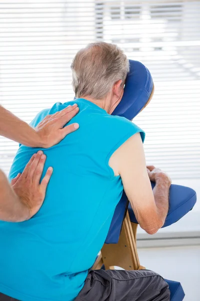 Man met rugmassage — Stockfoto