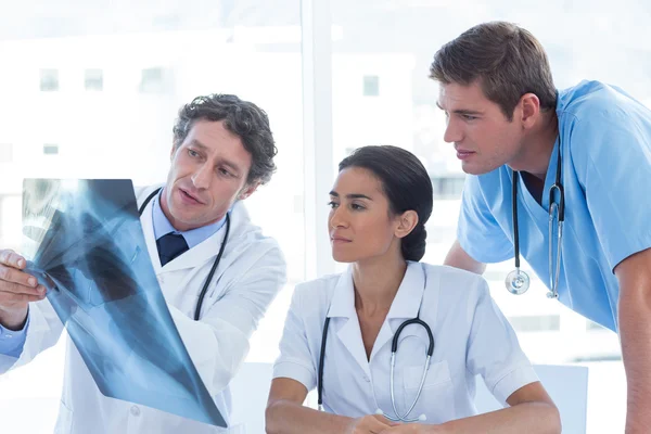 Equipe de médicos analisando xray — Fotografia de Stock