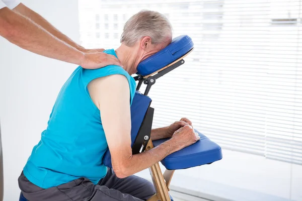 Hombre teniendo masaje de espalda — Foto de Stock