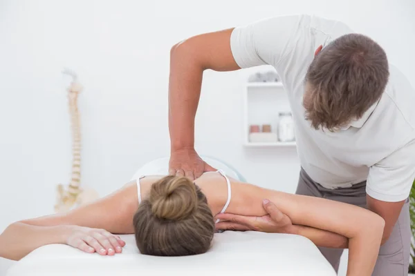 Fisioterapeuta fazendo massagem nas costas para seu paciente — Fotografia de Stock