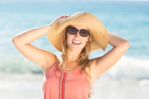 Pretty blonde wearing straw hat and looking at camera — Stok fotoğraf