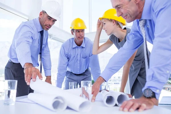 Pessoas de negócios olhando para o plano de construção — Fotografia de Stock