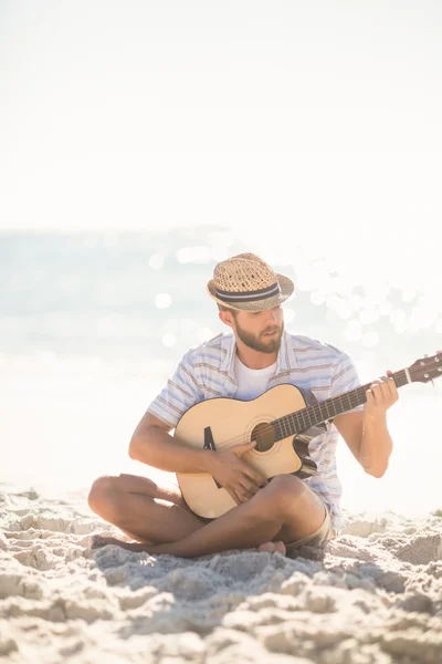 Muzyk gra na gitarze — Zdjęcie stockowe