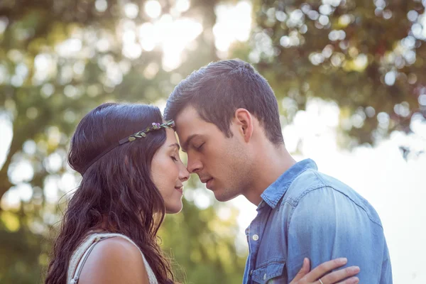 Bonito casal no parque — Fotografia de Stock