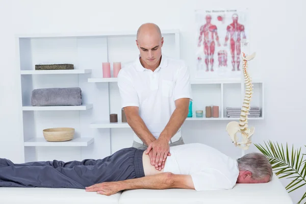 Fisioterapeuta haciendo masaje de espalda a su paciente — Foto de Stock