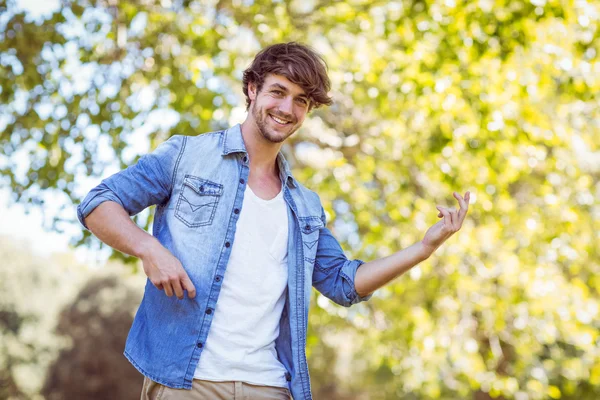 Young man playing air guitar in the park — Stock Photo, Image