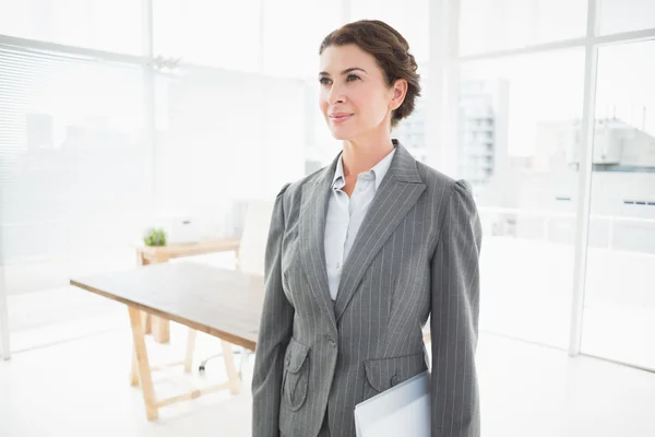 Premurosa donna d'affari che guarda altrove — Foto Stock