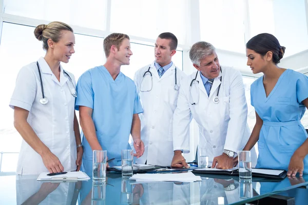 Médicos mirando sus diarios — Foto de Stock