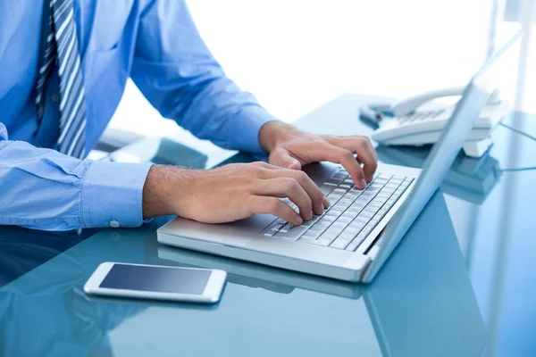 Homem de negócios usando seu laptop — Fotografia de Stock