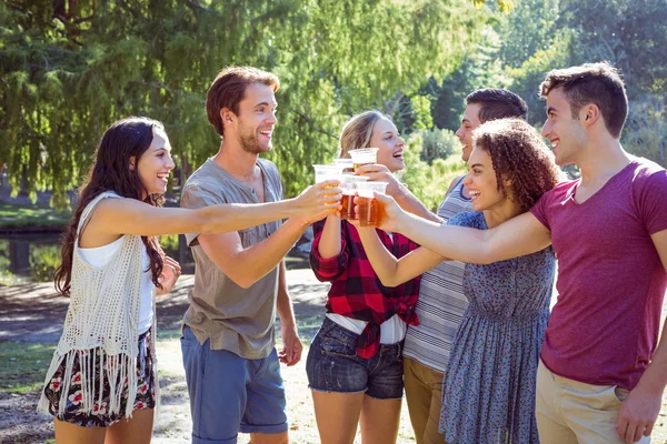 Happy friends in the park having beers — Stock Photo, Image