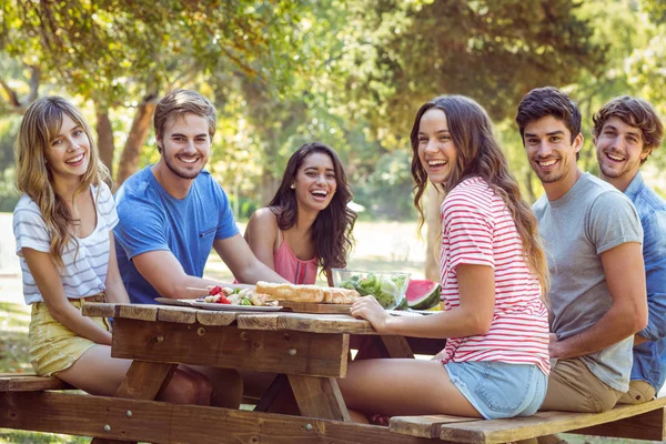 Des amis heureux dans le parc déjeunent — Photo