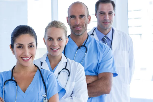 Team lächelnder Ärzte blickt in die Kamera — Stockfoto