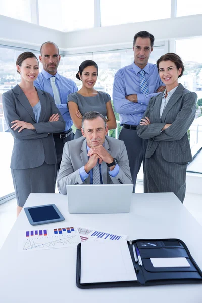 Sorrindo equipe de negócios olhando para a câmera — Fotografia de Stock