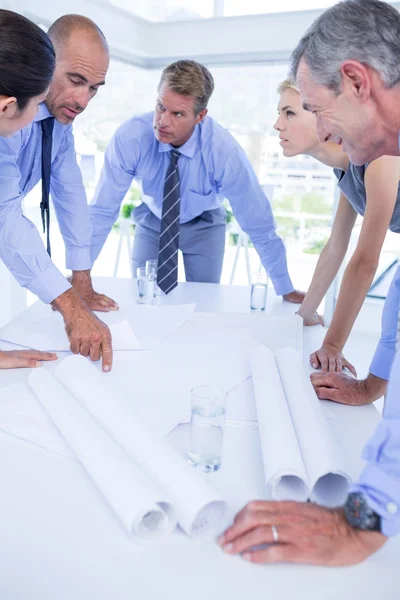 Gente de negocios mirando el plan de construcción — Foto de Stock