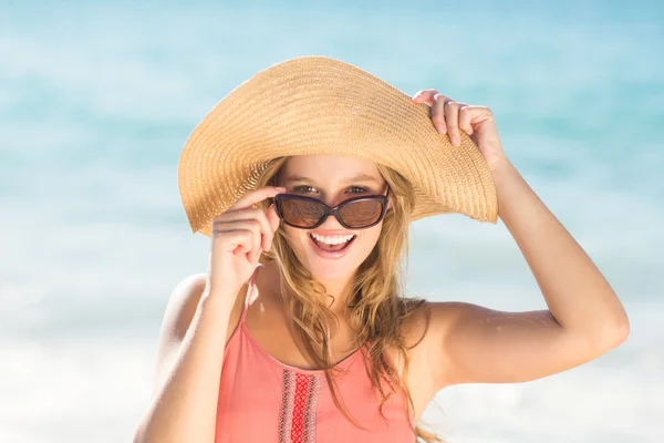 Pretty blonde wearing straw hat and looking at camera — Stock fotografie