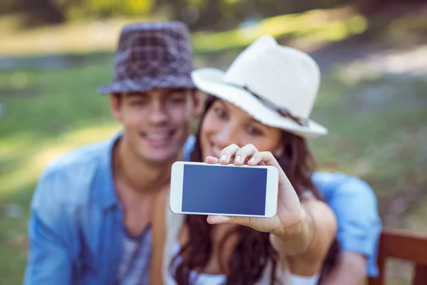 Linda pareja tomando una selfie — Foto de Stock