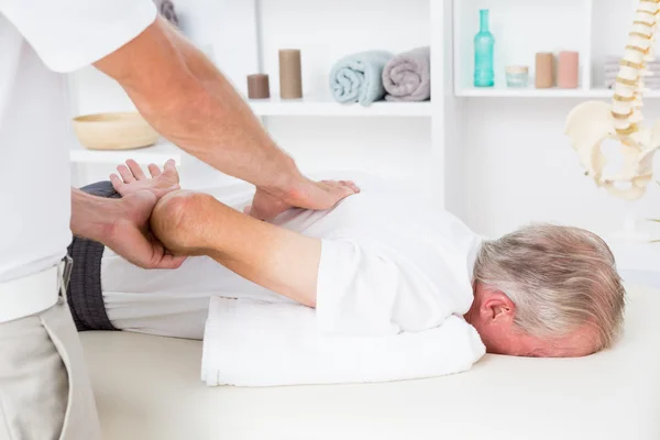 Fysiotherapeut rugmassage doen aan zijn patiënt — Stockfoto