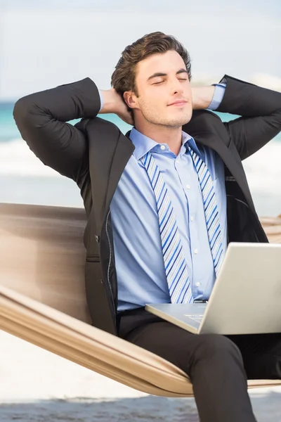 Geschäftsmann entspannt sich auf Hängematte — Stockfoto