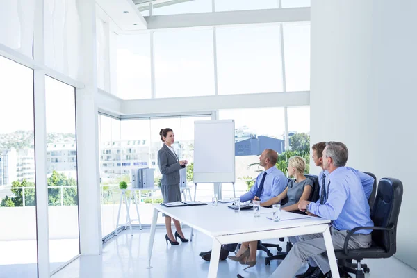 Mensen uit het bedrijfsleven luisteren tijdens vergadering — Stockfoto