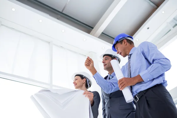 Empresario explicando anteproyecto a colegas — Foto de Stock