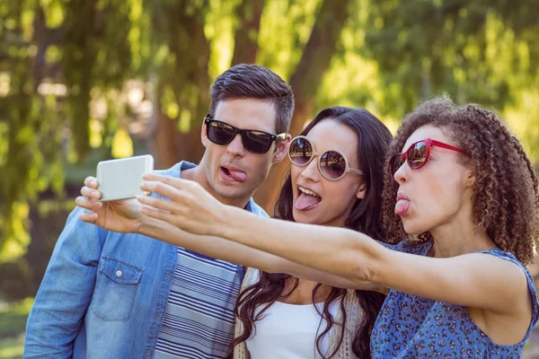 Szczęśliwi przyjaciele robią sobie selfie w parku — Zdjęcie stockowe