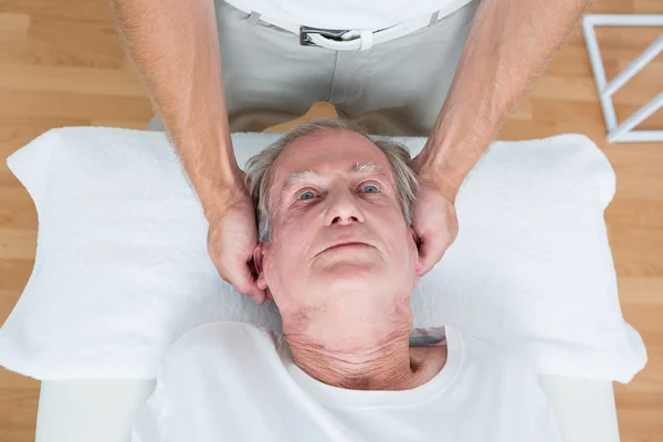 Man ontvangende nek massage — Stockfoto