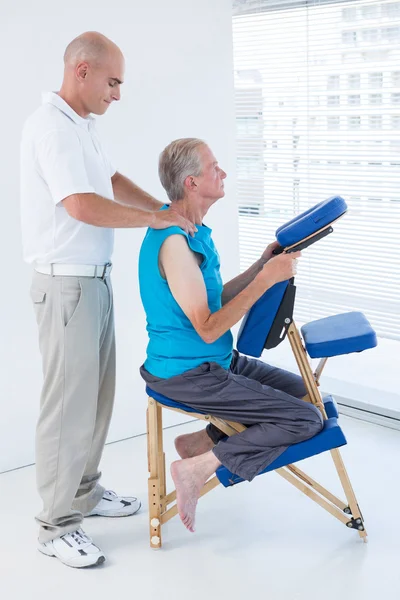 Hombre teniendo masaje de espalda —  Fotos de Stock