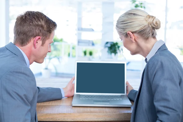 Gli uomini d'affari che guardano laptop — Foto Stock