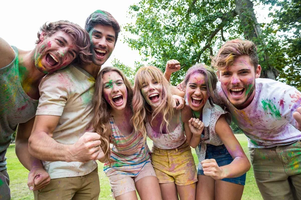 Glückliche Freunde, die mit Pulverfarbe werfen — Stockfoto