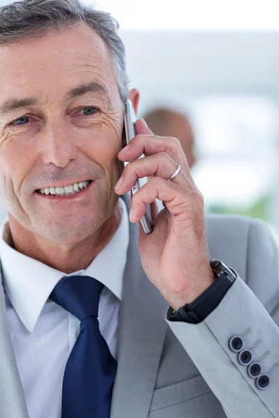 Zakenman die zijn telefoon gebruikt — Stockfoto