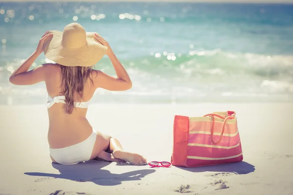 Szőke, fürdőruha, ül a strandon — Stock Fotó
