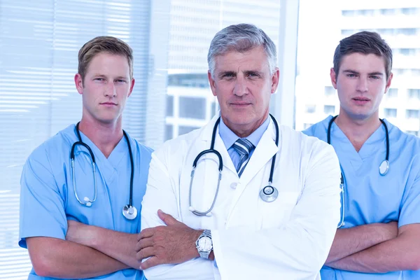 Equipe médica olhando para a câmera — Fotografia de Stock