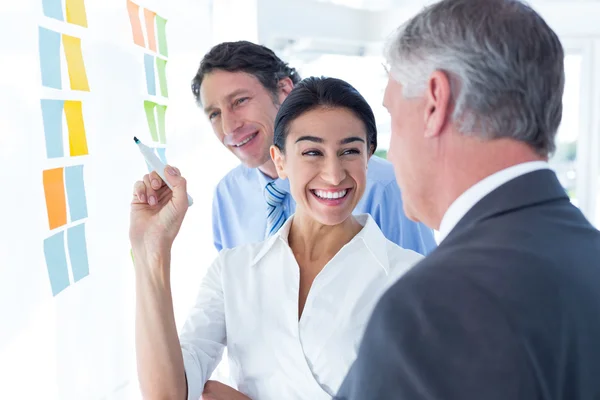 Empresários fazem brainstorming juntos — Fotografia de Stock