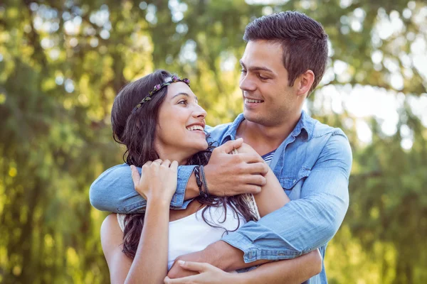 Bonito casal no parque — Fotografia de Stock