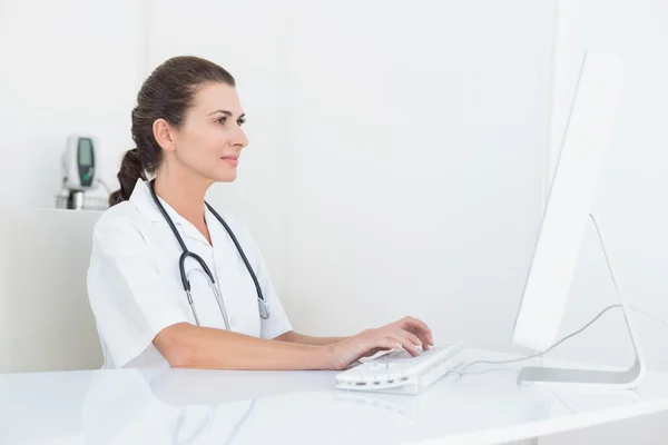 Concentrazione del medico utilizzando il computer — Foto Stock