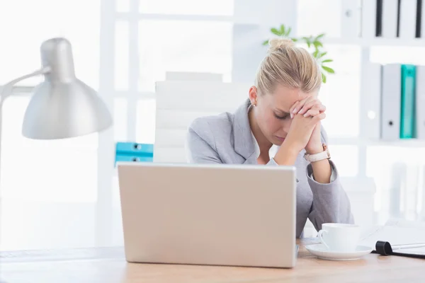 Frustrated businesswoman with head in hands — 图库照片