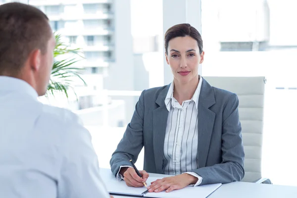 Genomföra en intervju med affärsman affärskvinna — Stockfoto