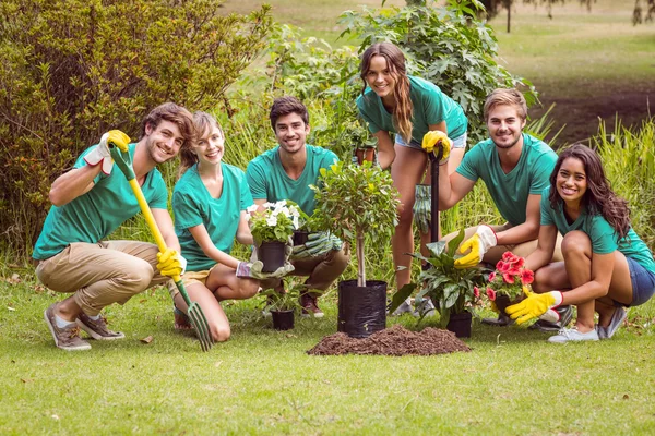 Szczęśliwy przyjaciele ogrodnictwo dla Wspólnoty — Zdjęcie stockowe