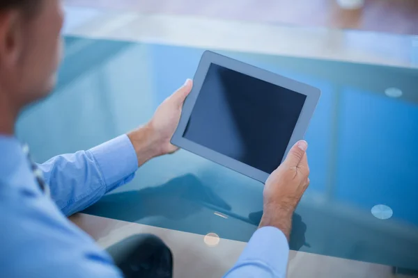 Zakenman met zijn Tablet PC — Stockfoto