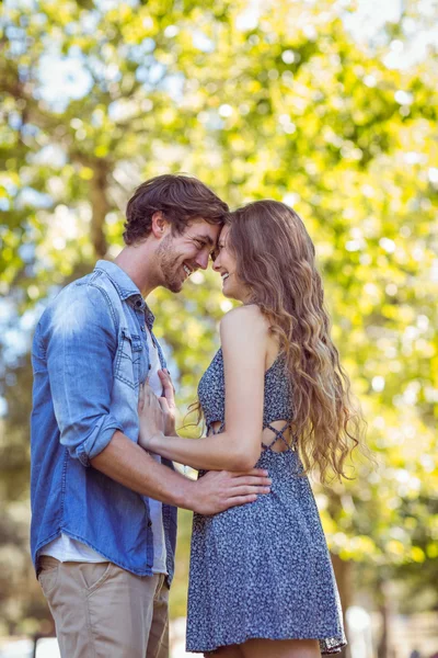 Bonito casal no parque — Fotografia de Stock