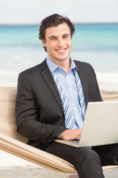 Empresário usando laptop na rede — Fotografia de Stock