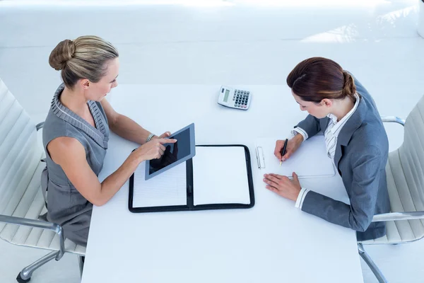 Empresarias trabajando juntas — Foto de Stock