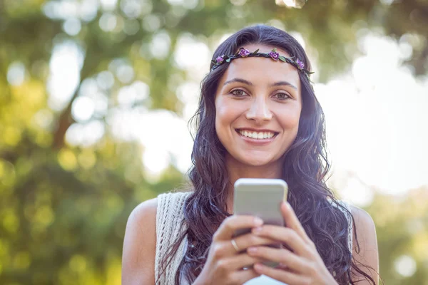 Bastante hipster usando su teléfono inteligente —  Fotos de Stock