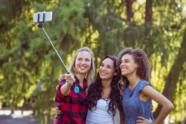 Vacker hipster tar en selfie — Stockfoto