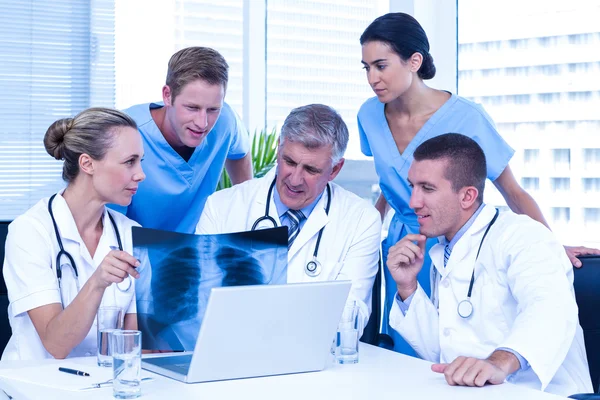 Lékařský tým dohromady při pohledu na x-ray — Stock fotografie